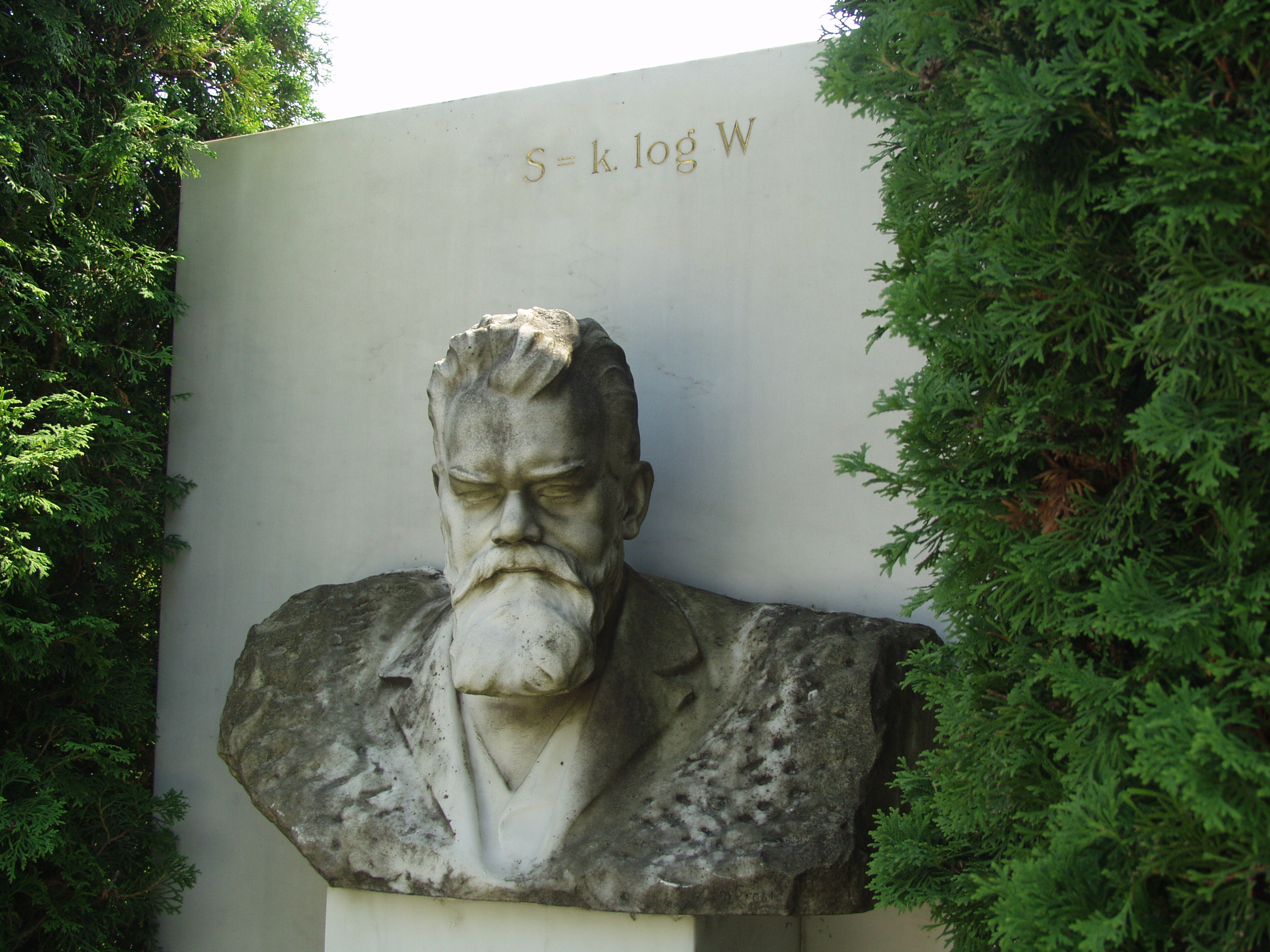 
Vienna, Austria.
Boltzmann's Tomb in the Zentralfriedhof (Central Cemetary).
The Tomb is in Gruppe 14 C Grab No 1 (group 14 grave number 1).
Photos by
Tom Schneider or of him by Gerd Muller.
2002 July 14.
This image: bust of Boltzmann.
(a href =
