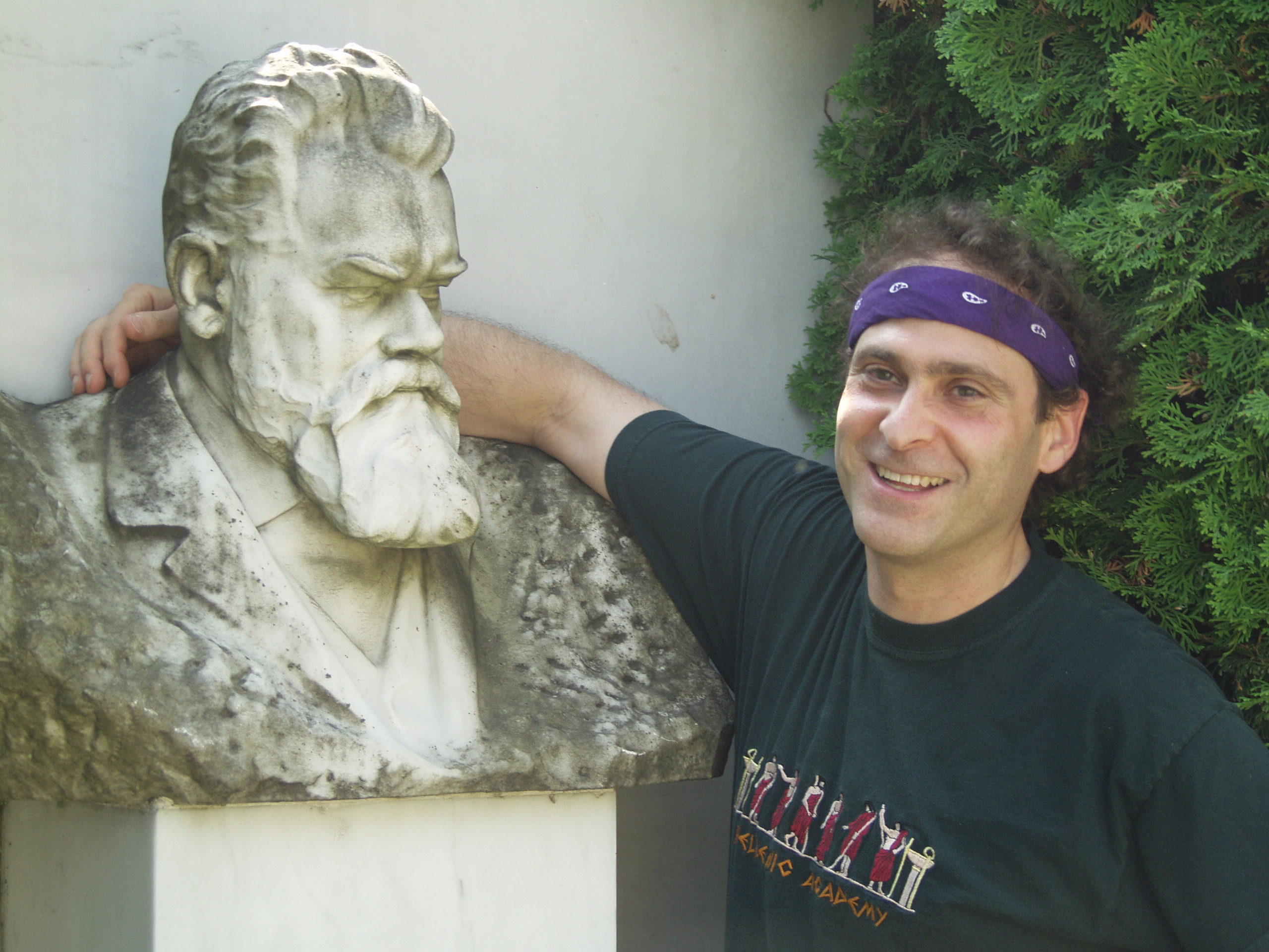 Vienna, Austria. Boltzmann's Tomb in the Zentralfriedhof (Central Cemetary). The Tomb is in Gruppe 14 C Grab No 1 (group 14 grave number 1). Photos by Tom Schneider or of him by Gerd Muller. 2002 July 14. This image: Tom Schneider with bust of Boltzmann. <a href = 